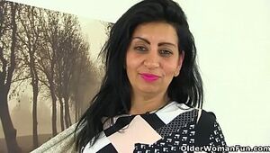 English milf CandyLips peels off her leggings and plays